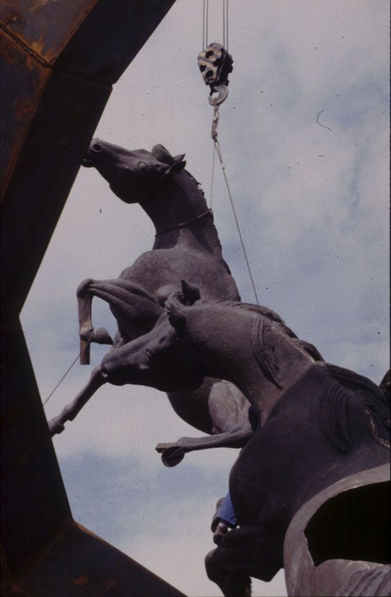 Instalación del monumento a los caballos en Praza de España en 2002, supervisadas por el propio escultor