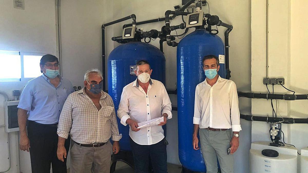 Javier Faúndez y Germán Matellán, en el centro, junto a técnicos en la depuradora de Cabañas de Aliste. | Chany