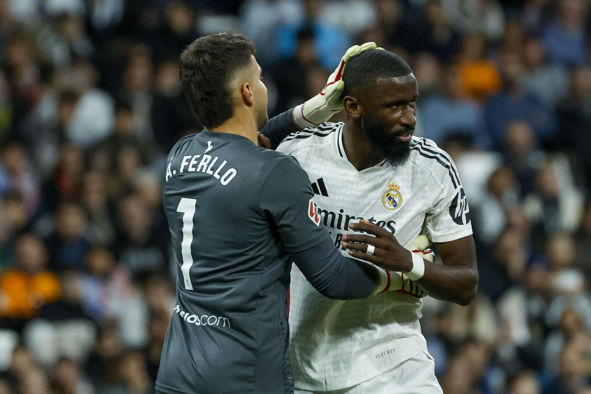 MADRID, 22/12/2024.- El defensa alemán del Real Madrid Antonio Rudiger (d) y el portero del Sevilla Álvaro Fernández durante el partido de LaLiga entre el Real Madrid y el Sevilla, este domingo en el estadio Santiago Bernabéu. EFE/ JuanJo Martín
