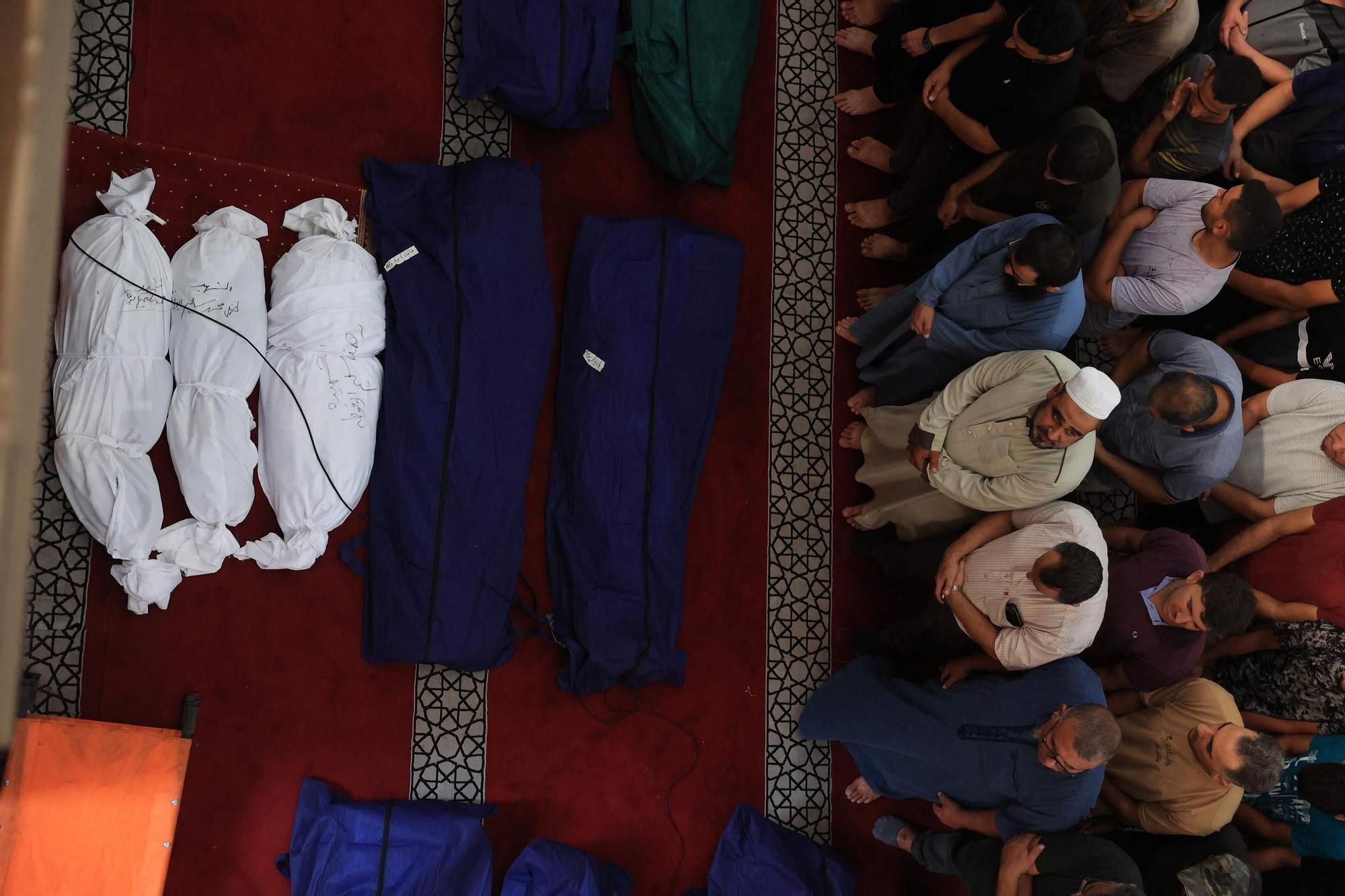 Funeral por miembros de la familia Abu Quta family y sus vecinos, muertos tras ataques con misiles de Israel en la ciudad palestina de Rafah, en la Franja de Gaza.