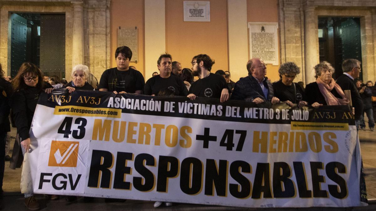 Miembros de la Asociación de víctimas del metro 3 de julio en la última concentración despues de la sentencia judicial que condenó a cuatro exdirectivos de FGV.