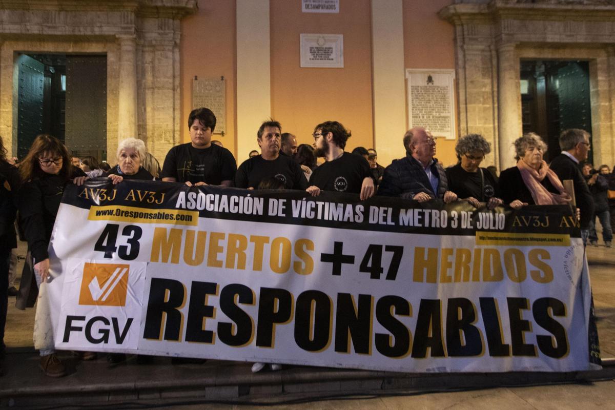 Miembros de la Asociación de víctimas del metro 3 de julio en la última concentración despues de la sentencia judicial que condenó a cuatro exdirectivos de FGV.
