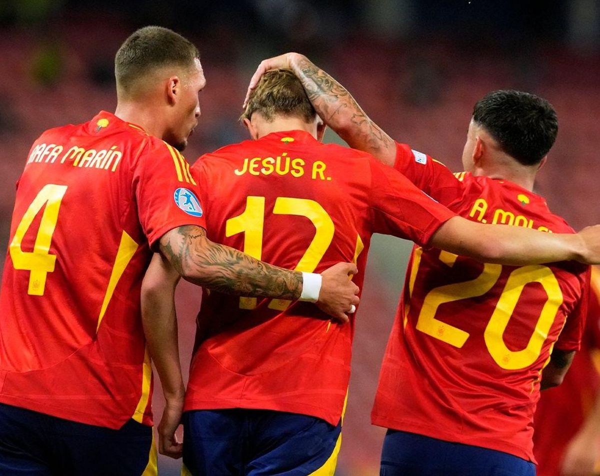 Rafa Marín, a la izquierda, central del Nápoles que puede recalar como cedido en el Villarreal.