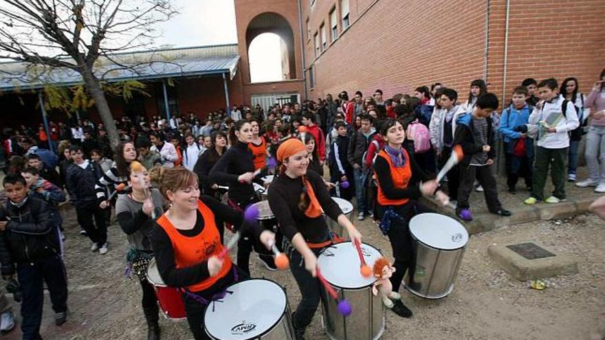 El Instituto Montserrat Roig programó diveras actividades como la actuación de un grupo de percusión