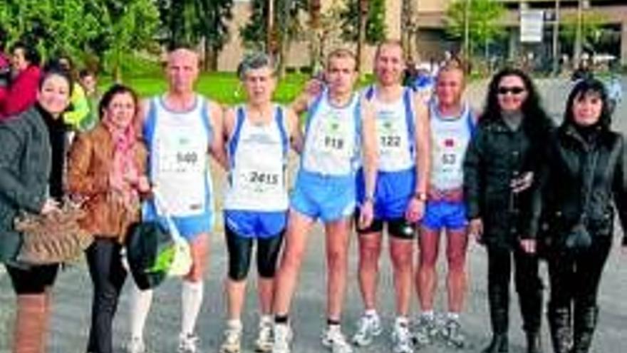 Cinco corredores del club atletismo Tierra de Barros participan en la maratón de Sevilla