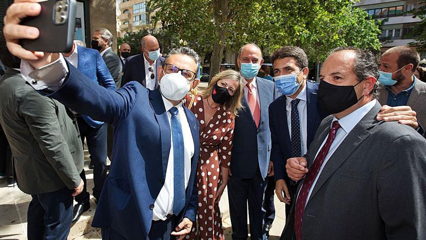 Juan José Sellés, presidente de Uepal, se fotografía en el exterior del Teatro Principal con Gema Amor, presidenta de la Comisión de Turismo de la Cámara de Comercio de Alicante; el edil socialista Miguel Millana; el presidente de la Diputación, Carlos Mazón; y Carlos Baño, de Alicante Gastronómica Solidaria.