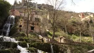 Los problemas del pueblo atravesado por la cascada más bonita de Castilla: desprendimientos, desbordes...