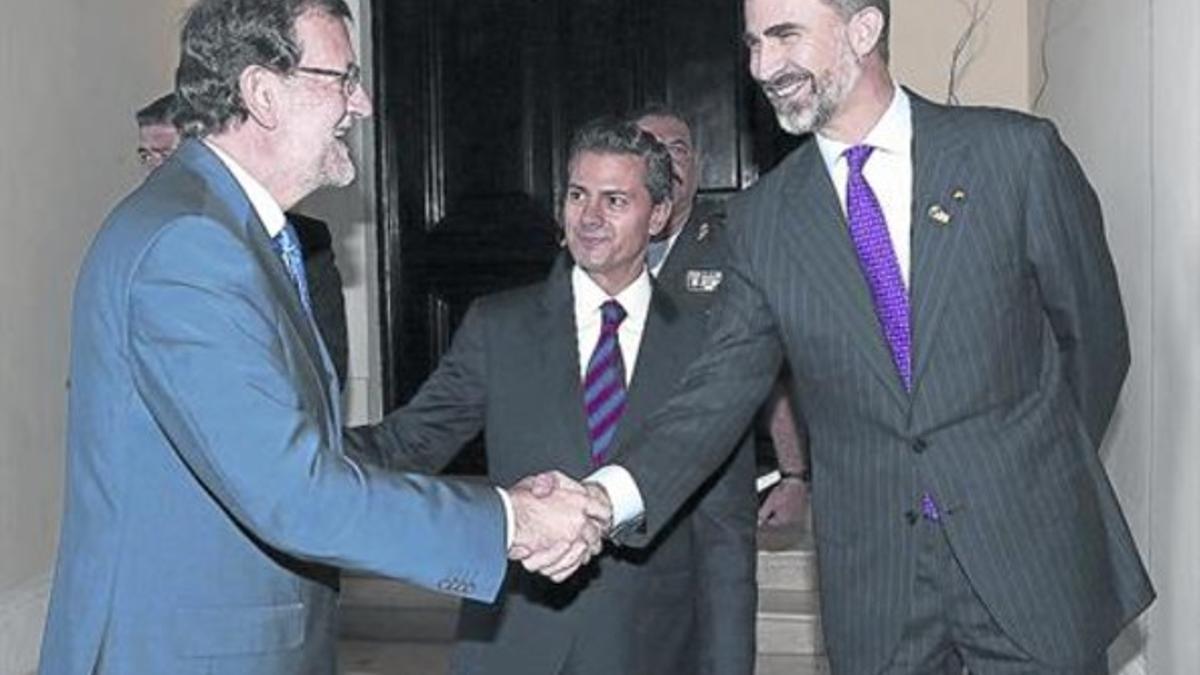 Rajoy, el presidente de México, Enrique Peña Nieto, y el rey Felipe VI, ayer en Veracruz.