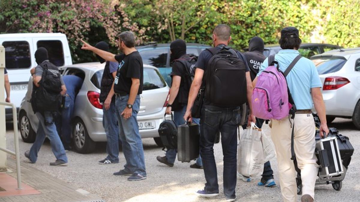 Agentes de la Guardia Civil acceden al domicilio de Jordi Sumarroca, este jueves.