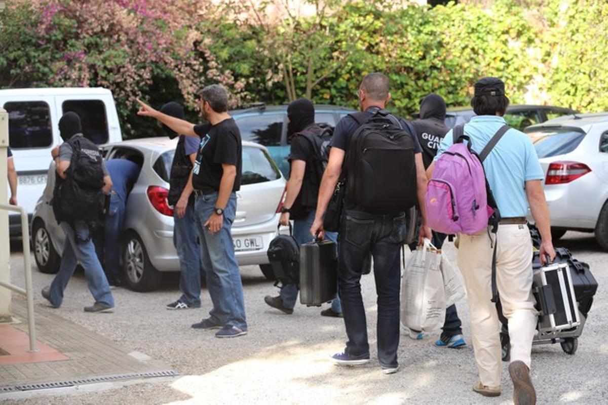 Agents de la Guàrdia Civil accedeixen al domicili de Jordi Sumarroca, aquest dijous.