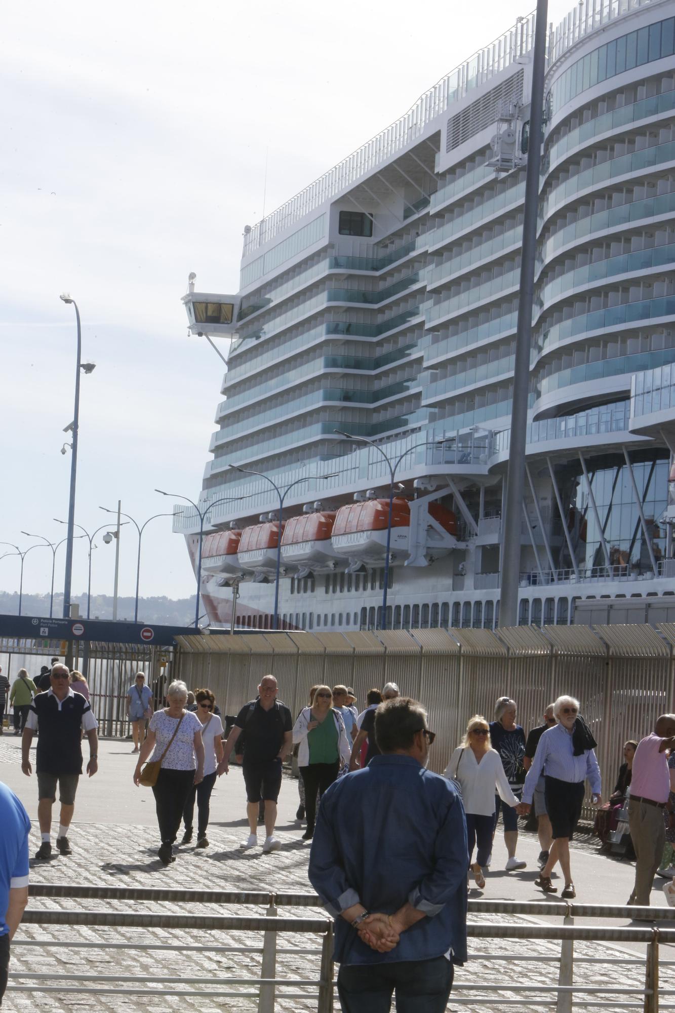 El trasatlántico Arvia' recala en A Coruña con 6.000 personas a bordo