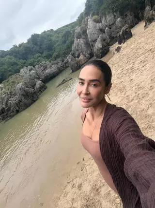 El refugio secreto de Vicky Martín Berrocal (53) en Cantabria, entre San Vicente de la Barquera y Comillas: "Imaginar el eclipse de agosto en un lugar como este hace que me den ganas de quedarme"