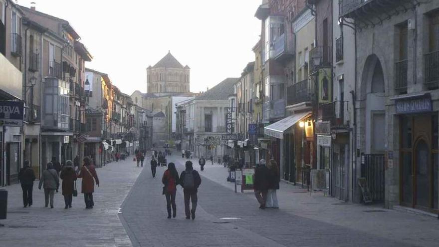 Vecinos y turistas pasean por la calle Puerta del Mercado y la Plaza Mayor de Toro. Foto