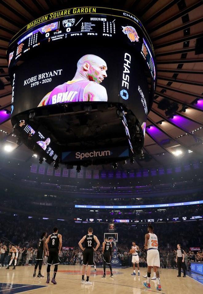 Los New York Knicks y los Brooklyn Nets detienen el partido durante el segundo 24 en homenaje a Kobe Bryant en el Madison Square Garden de Nueva York.