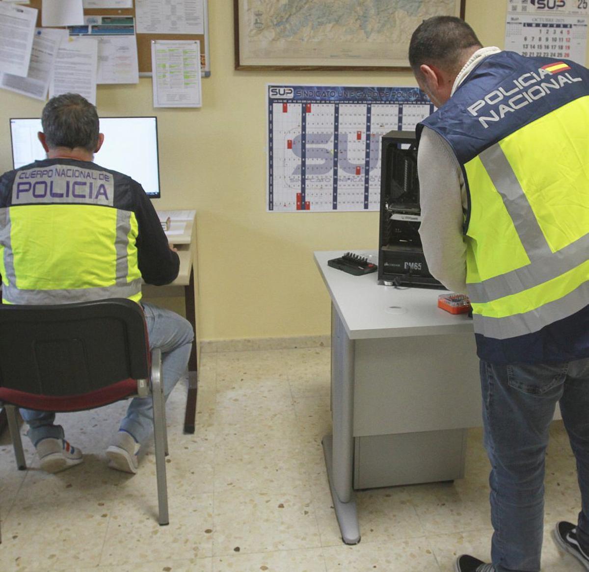Policías con material informático incautado (archivo). |  Iñaki Osorio