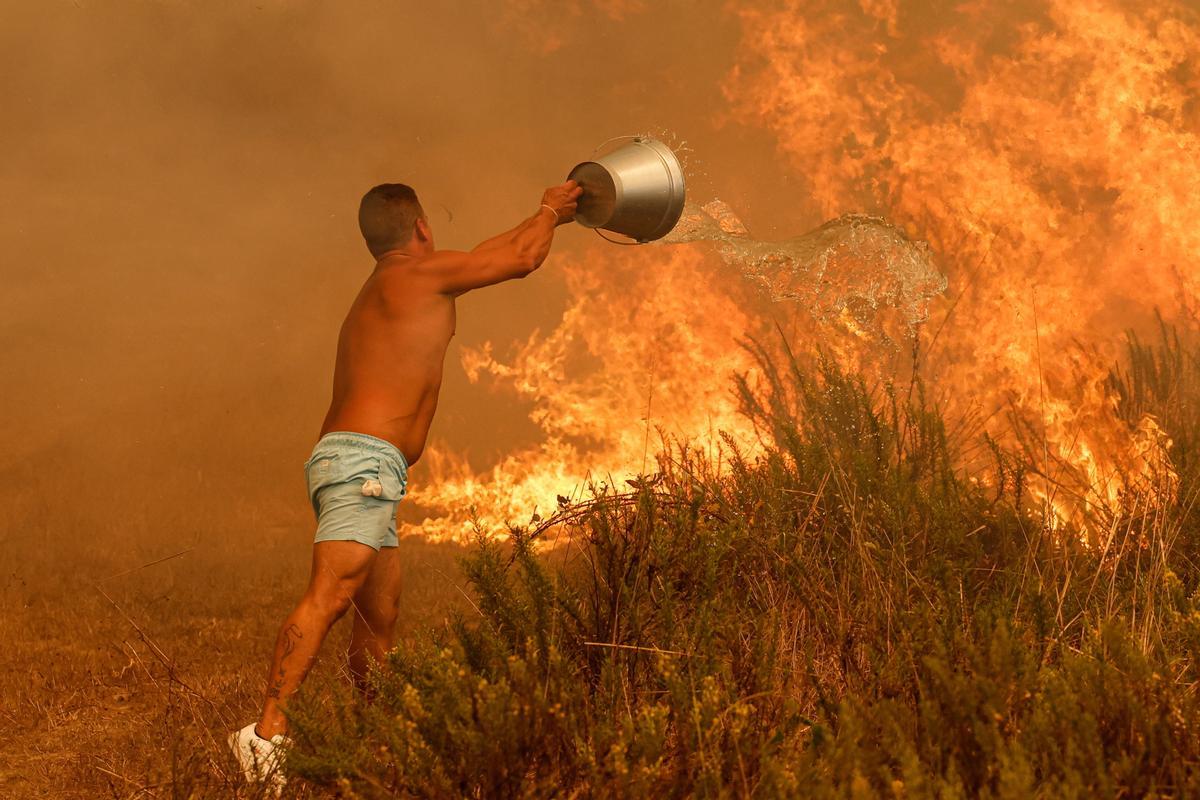 Evacuadas unas 1.400 personas por un incendio forestal en Portugal