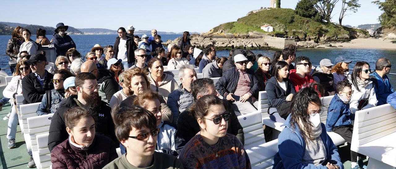 Los barcos que conectaron Combarro con Tambo este jueves viajaron con el cartel de &quot;completo&quot;