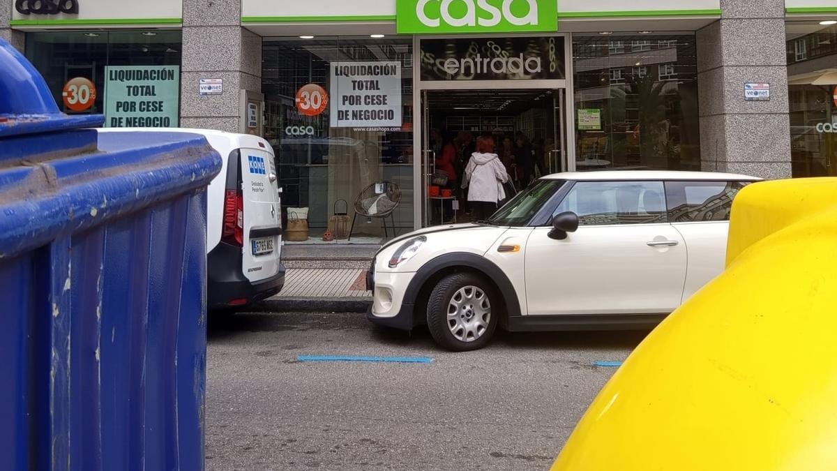 La tienda avilesina con los carteles de cierre
