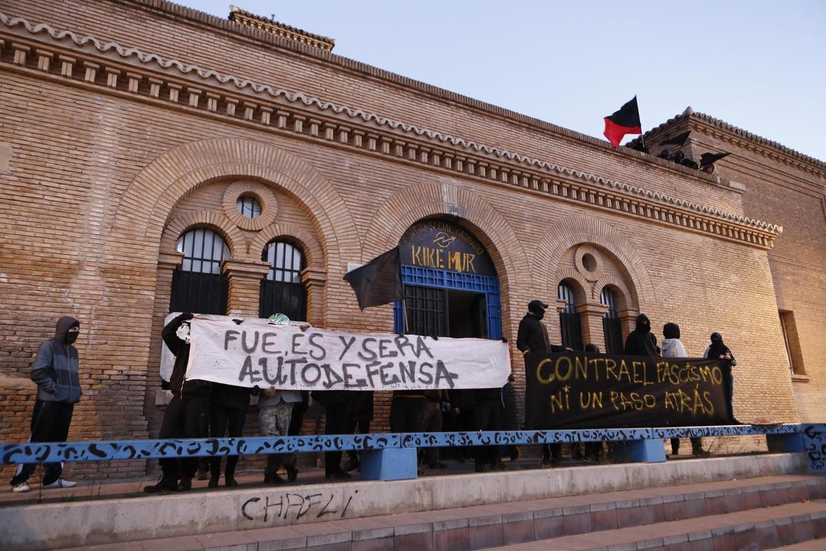 Concentración antifascista a las puertas de la cárcel de Torrero ante la presencia de nazis.