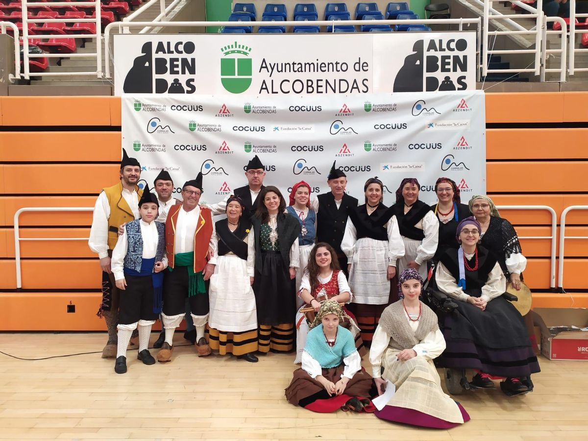 Miembros de Respingo, en una actuación en Alcobendas. . De izquierda a derecha: Servando Álvarez, Nicolás Alonso, Eduardo Alonso, José López, Isabel Freire, Raúl Crespo, Patricia Arias, Lorena Arias, Cándido Jesús Arce, Oliva Rodríguez (grupo de baile), Begoña Rodríguez (grupo de baile), Diana Abella, Aurelia del Castillo (grupo de baile), Debajo, sentadas, María Arias (tambor), Cristina López (grupo de baile), y las dos niñas, de izquierda a derecha (Inés y Nora Álvarez), grupo de baile.