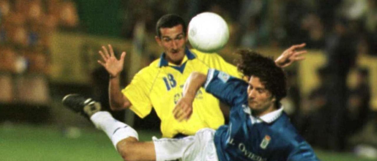 Vinny Samways realiza una entrada sobre Peter Dubovsky, fallecido hace unos años, en el partido de vuelta de la promoción entre la UD y el Oviedo, el  lunes 25 de mayo de 1998.