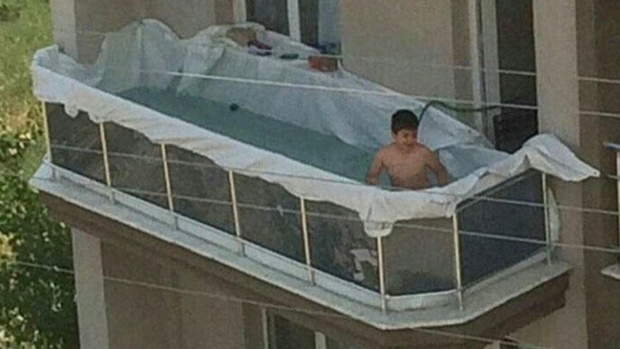 La piscina improvisada d&#039;un nen al balcó es fa viral