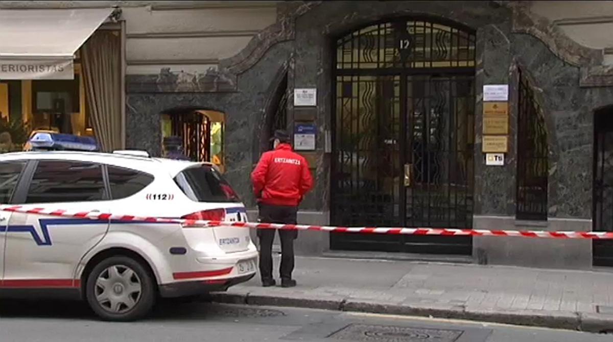 Els ertzaines han detingut el presumpte agressor i responsable del gimnàs, un home de 47 anys.