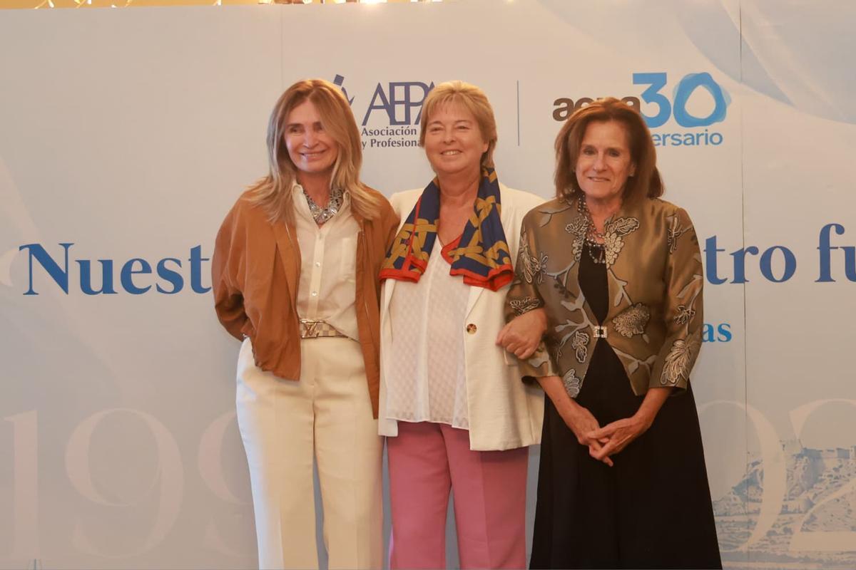 En el centro, la actual presidenta de AEPA, Marcela Fernández, acompañada, a su izquierda, de María José Bernabéu Santonja, tercera dirigente de la entidad; y, a su derecha, Pilar González López-Briones, primera líder de AEPA.