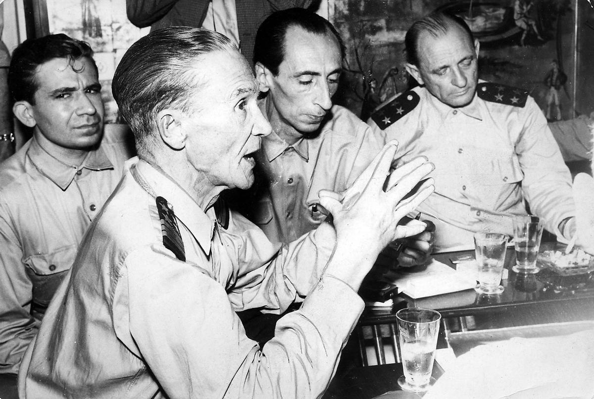 Galvao, Velo y Soutomaior, con un periodista (izquierda).