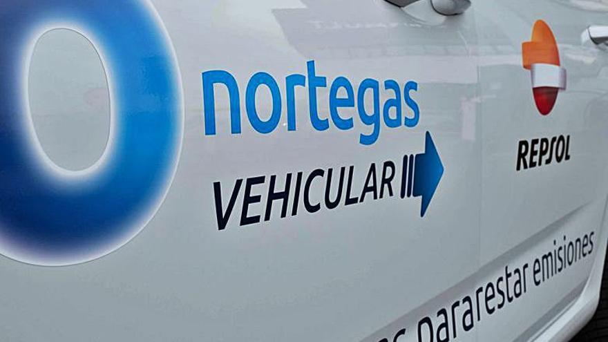 Coche de  Nortegas repostando en un punto de suministro de gas natural vehicular y detalles del vehículo.