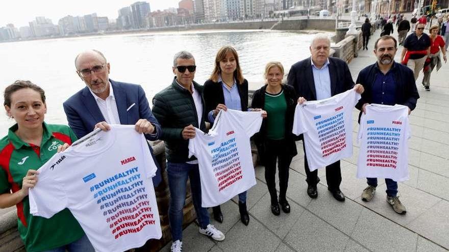 De izquierda a derecha, Alba García, Jesús Suárez, Alberto Suárez, Paula Pereira, Rocío Ríos, Pablo Fernández y Guillermo Villanueva, en la presentación de la Sanitas Marca Running Series.