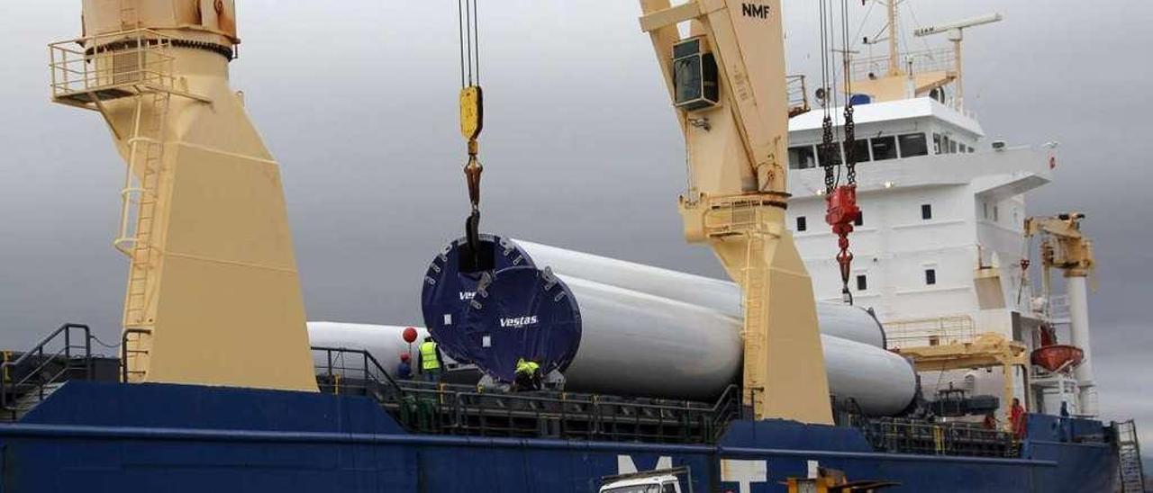 Descarga de aerogeneradores eólicos en el Puerto de Marín. // G. Santos