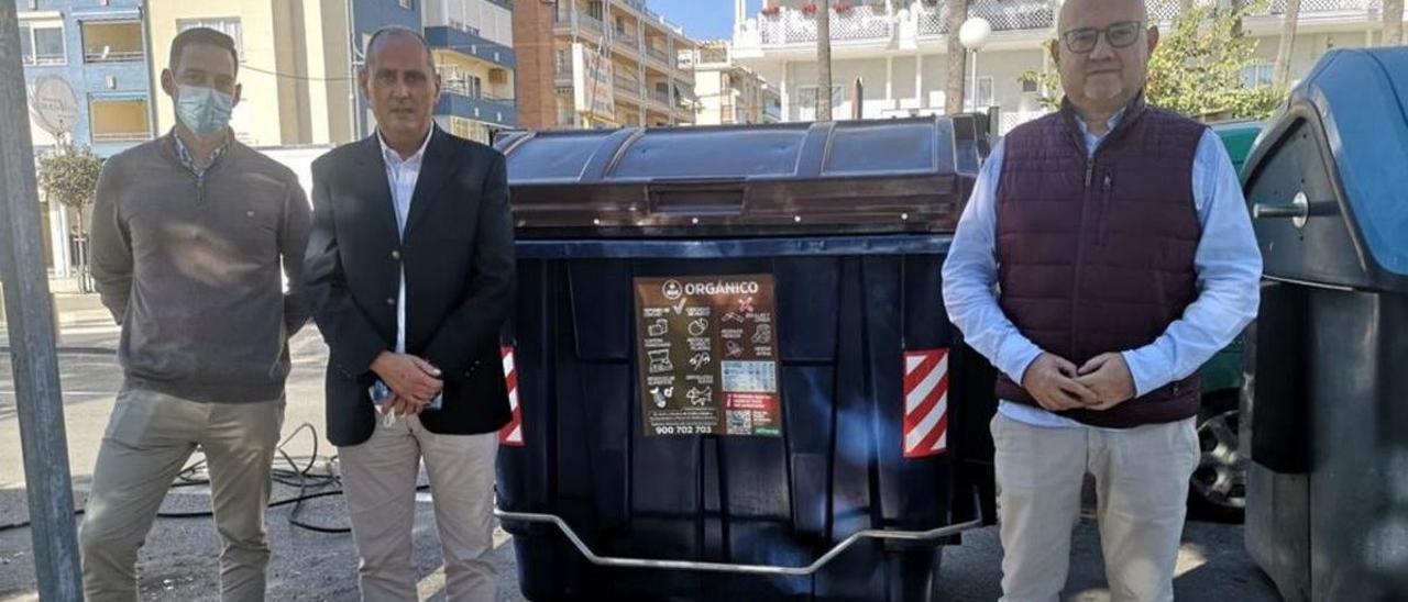 Vélez-Málaga ha sido pionera en la instalación contenedores con la tapa de color marrón.