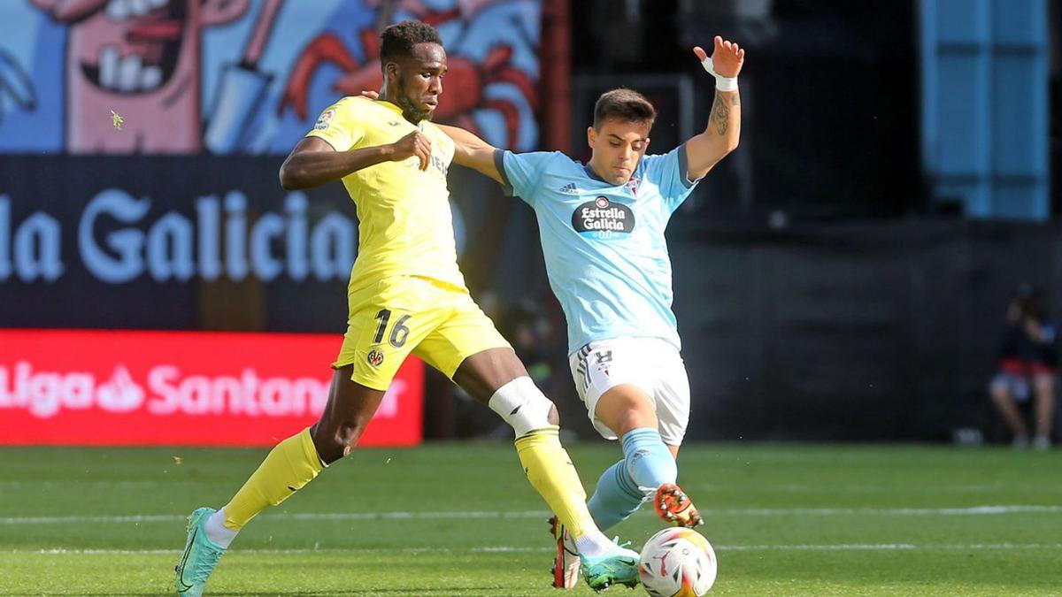 Fran Beltrán disputa un balón al delantero senegalés del Villarreal Boulaye Dia. // MARTA G. BREA