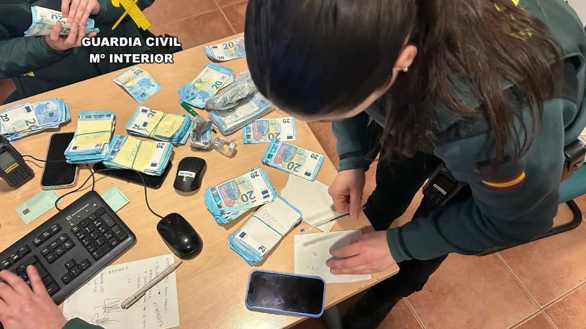 VÍDEO | Sorprenden a un hombre en un control en Mallorca con 19.000 euros falsos pegados al cuerpo