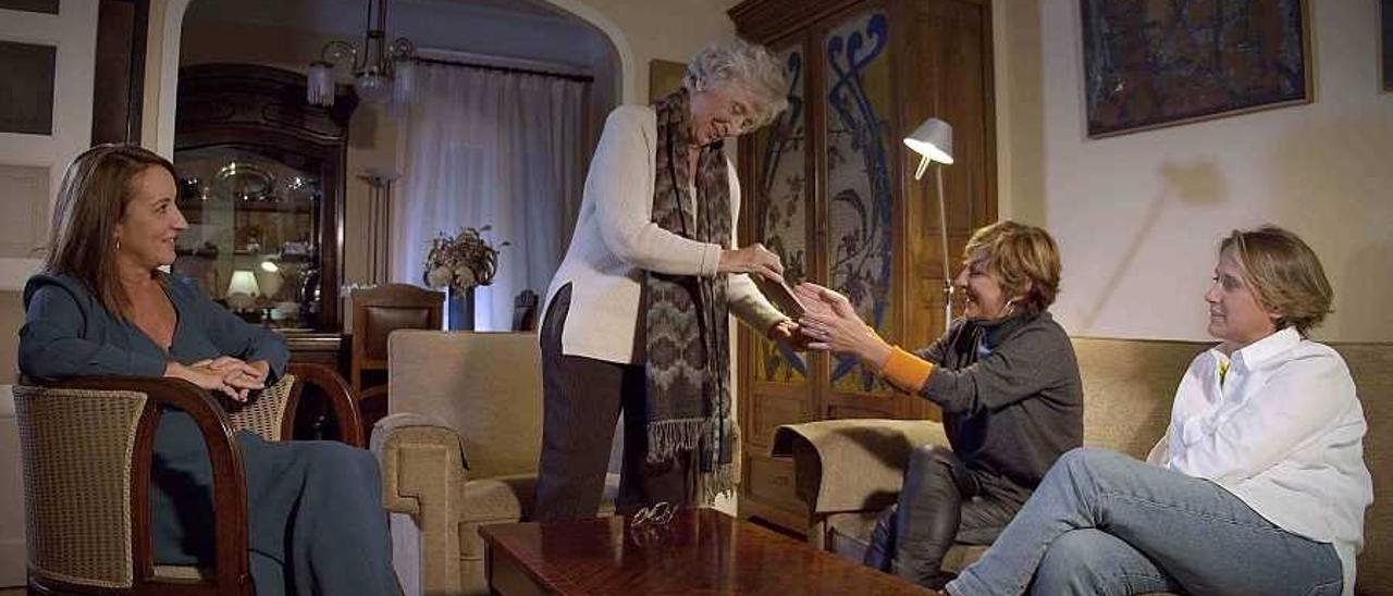 Juana de Grandes, con sus hijas, en el documental.