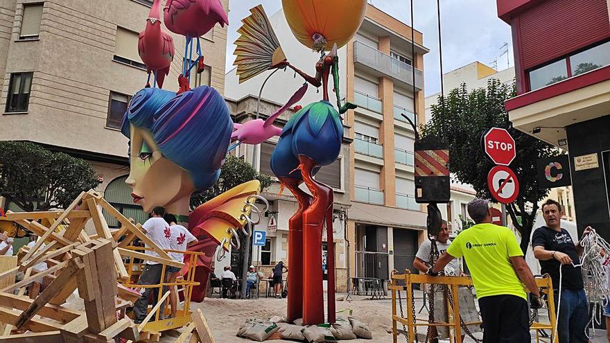 Las fallas de Corea (arriba)
y de Sant Josep, ayer 
durante el montaje.  levante-emv