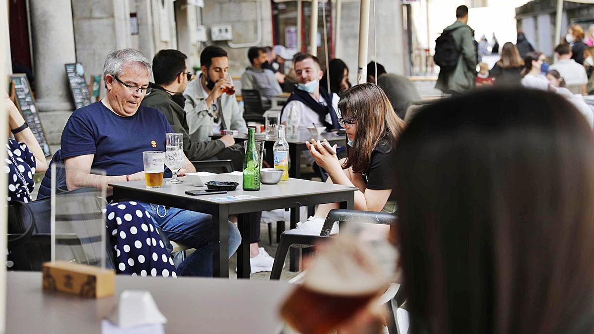 Terrazas de la Praza da Constitución, en la tarde de ayer.   | // PABLO HERNÁNDEZ