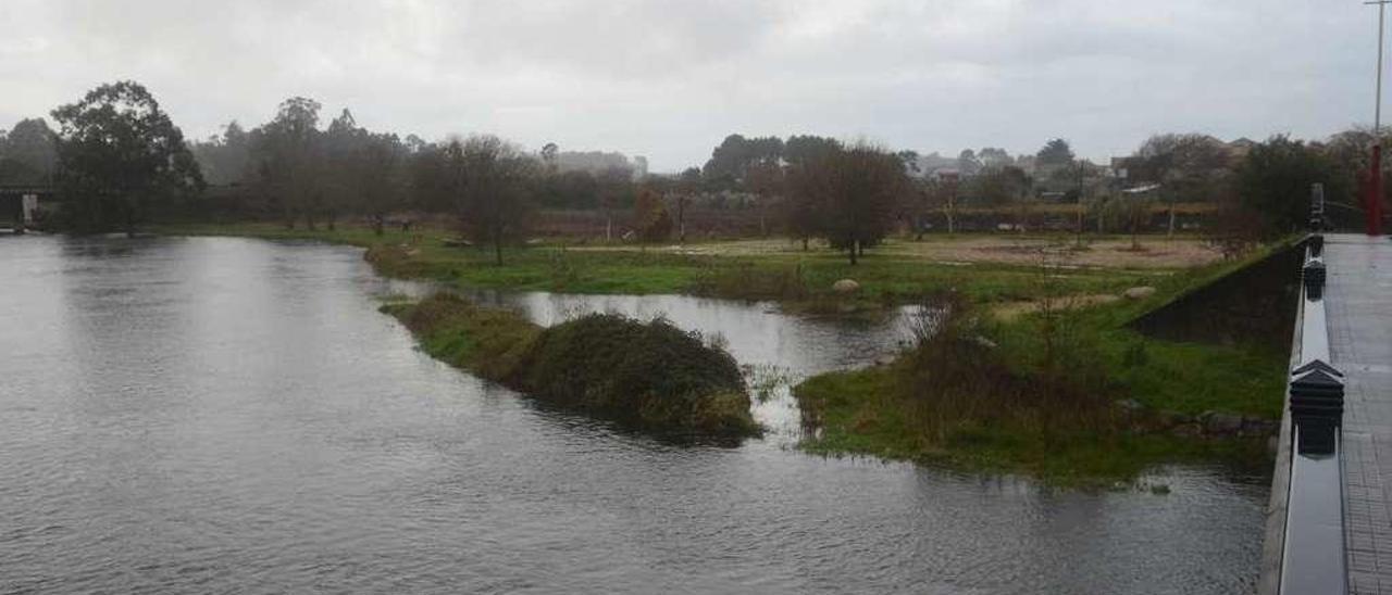 Las aguas del río Umia, cerca de salirse del cauce en la jornada de ayer. // Noé Parga