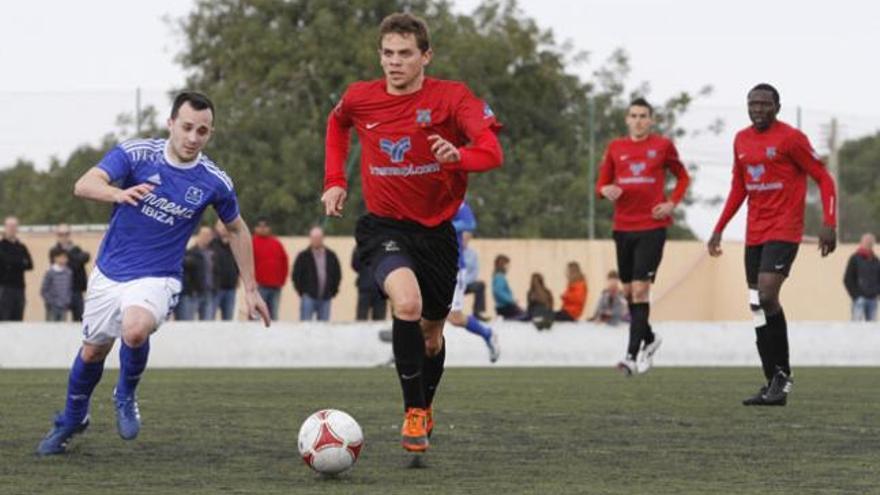 David Pino (d) en el derbi pitiuso jugado esta temporada contra el Sant Rafel.