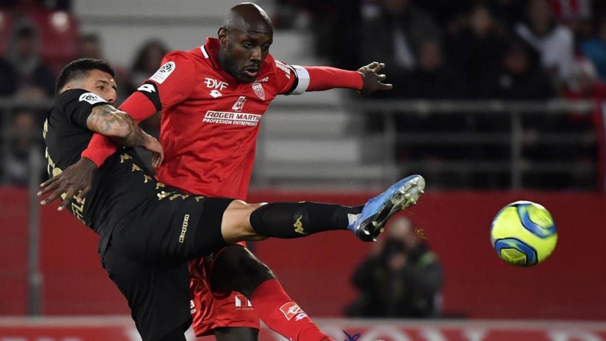 Maripán, autor del tanto monegasco, luchando por un balón