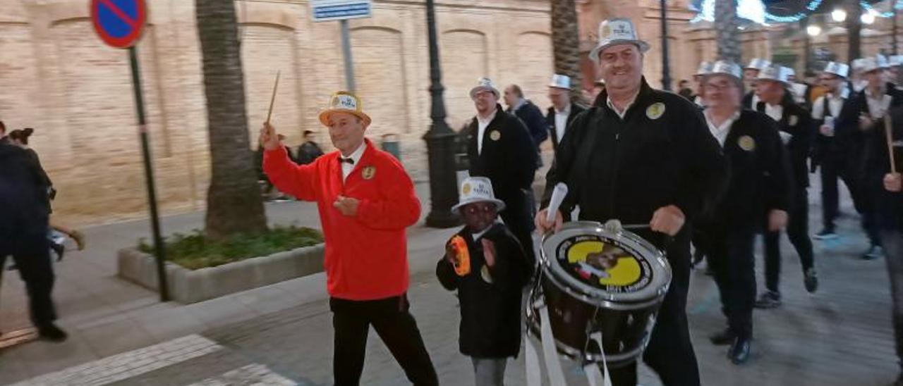 Pasacalle previo a la tradicional actuación que se celebra el día de Nochebuena. | LEVANTE-EMV