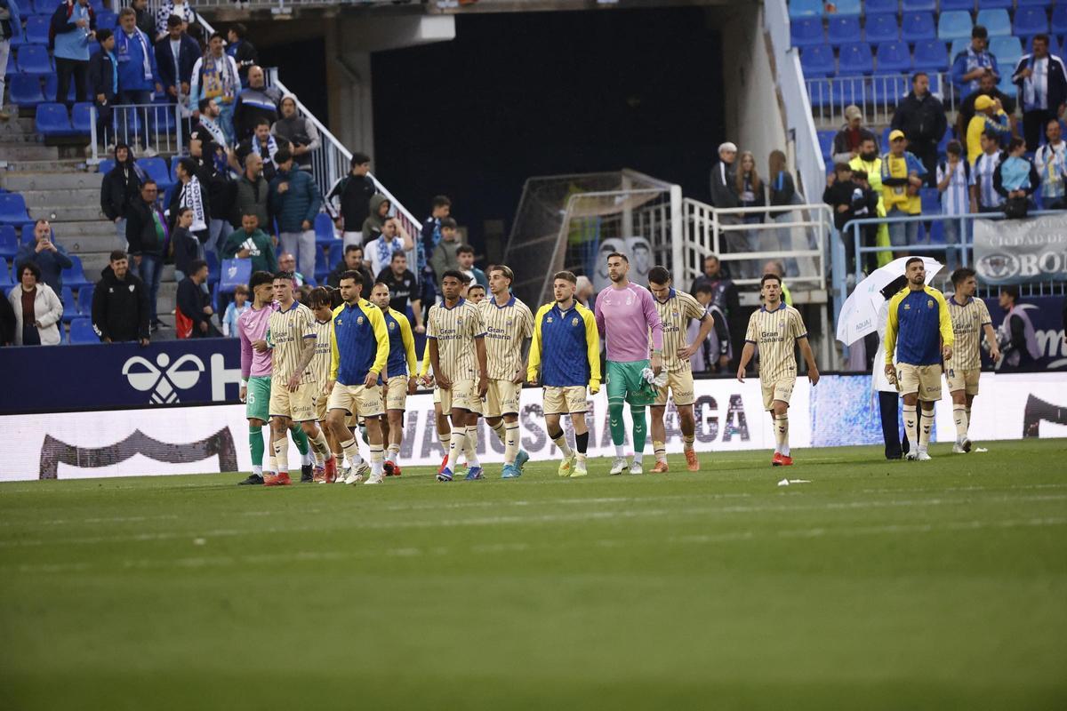 Los jugadores de la UD Las Palmas tras el partido en La Rosaleda