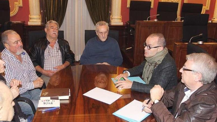 Alcalde y edil de Urbanismo, con representante de Miño. // Iñaki Osorio