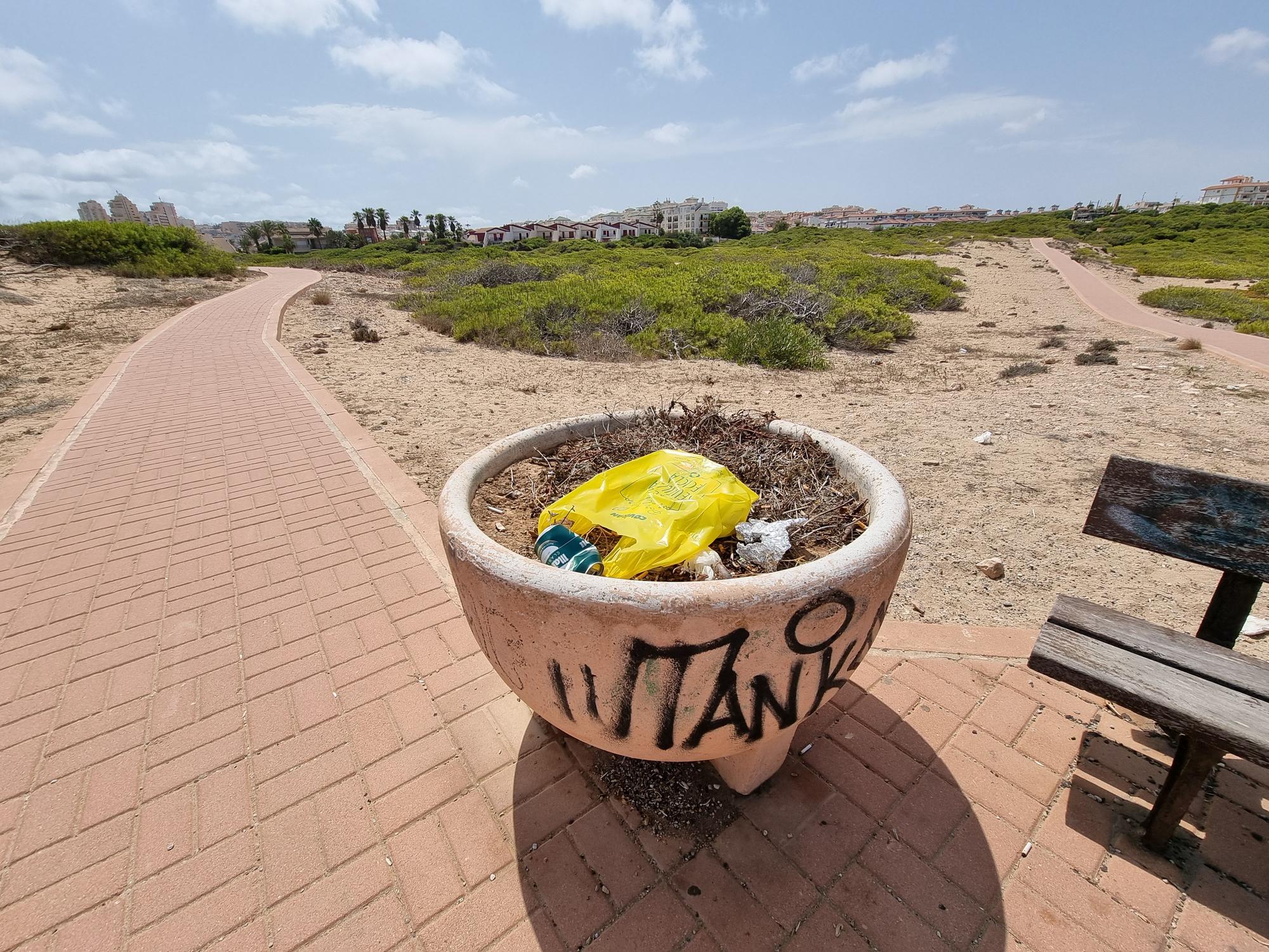 Así queda el paraje del Molino del Agua de Torrevieja tras un botellón