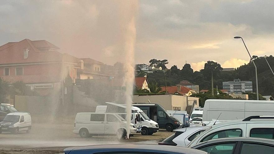 La rotura de una boca de riego origina un espectacular géiser en Salinas