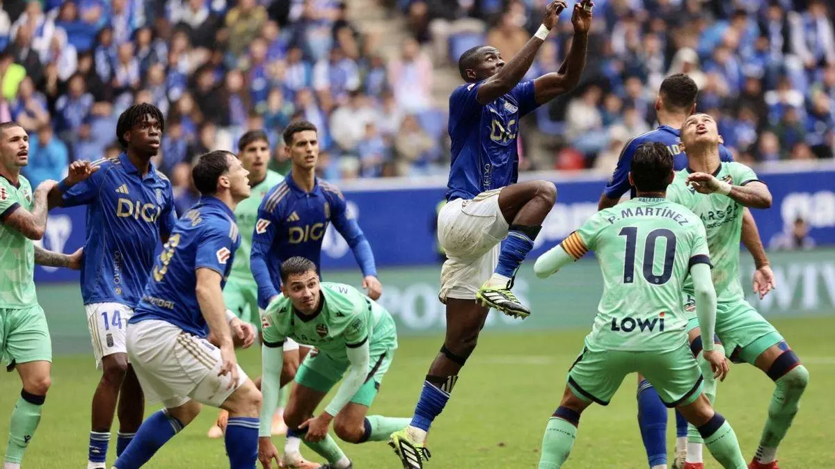 El vestuario del Oviedo le sigue dando vueltas a la derrota ante el Levante: “El resultado fue un poco injusto”