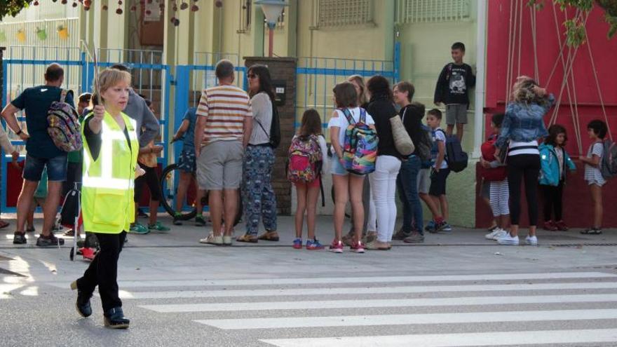 Pares, mares i infants a l&#039;entrada de l&#039;escola El Vinyet