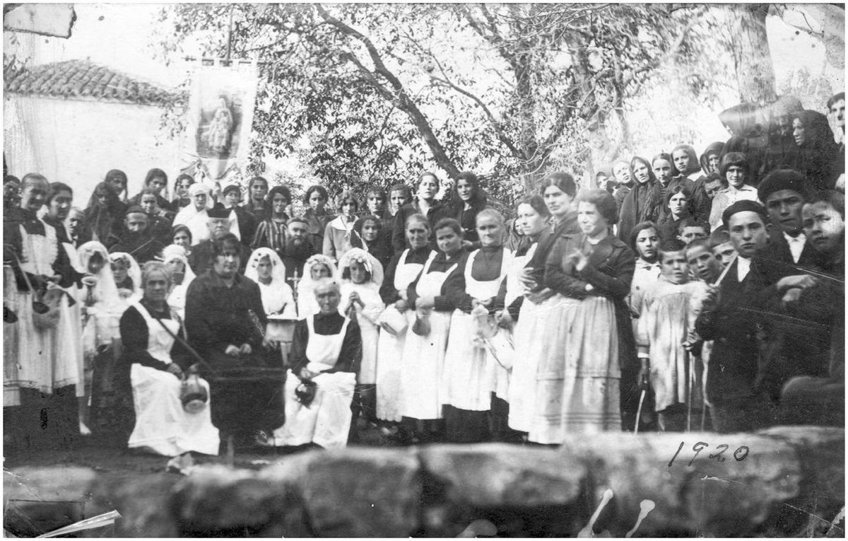 Doña Cándida rodeada de su personal de servicio en la chocolatada en honor a los comulgantes.