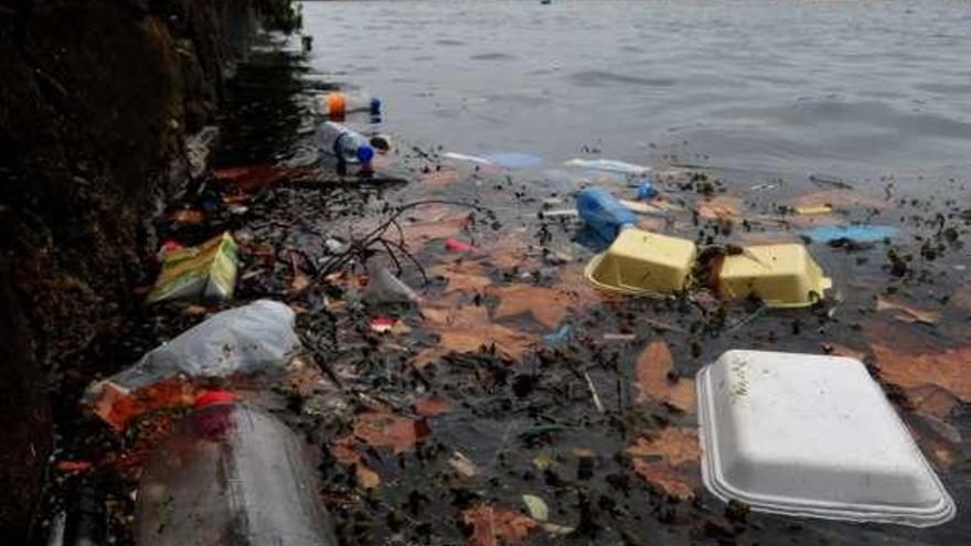 Plásticos acumulados sobre el agua en la ría de Arousa. // Iñaki Abella